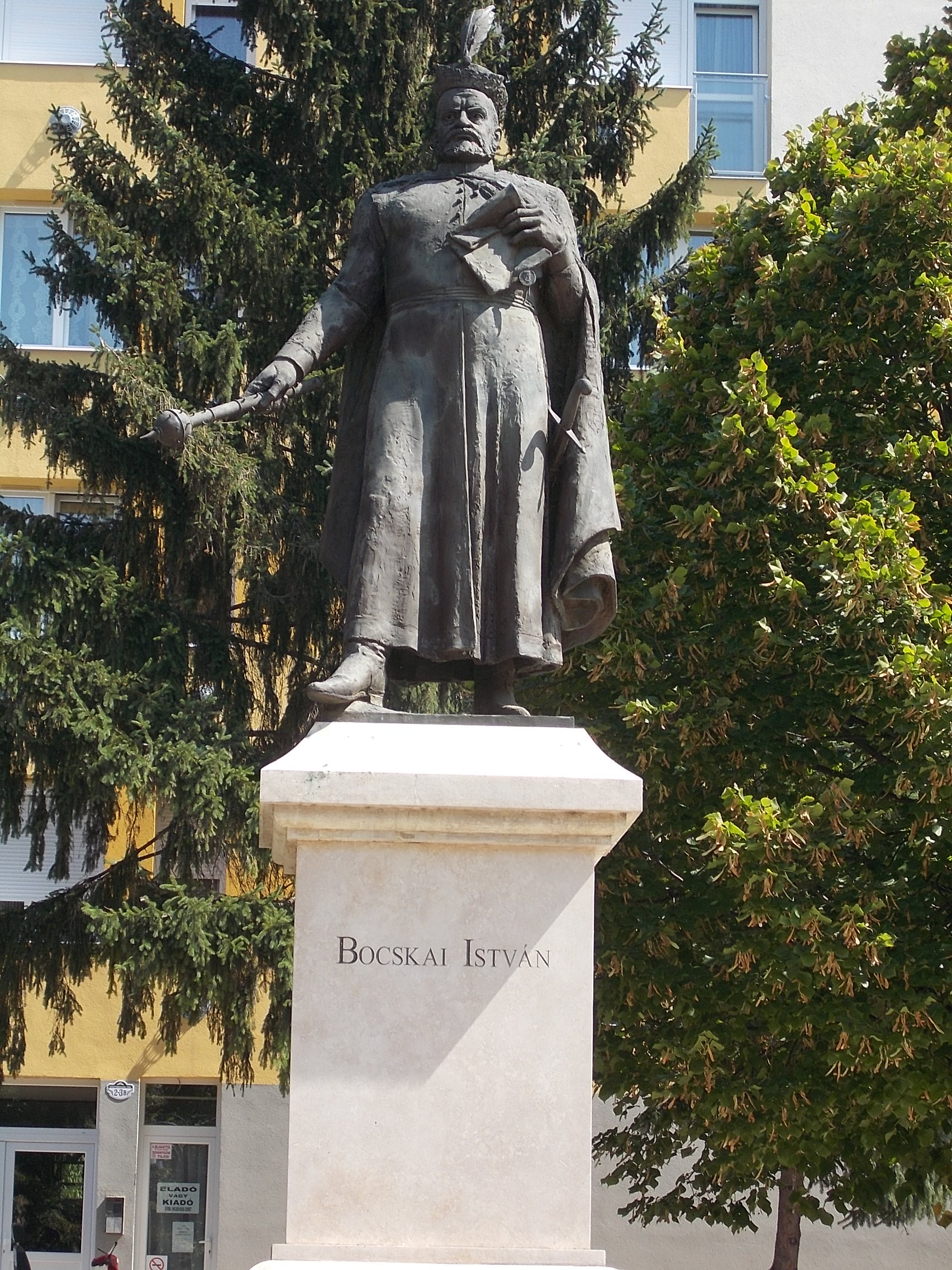 : Statue of Stephen Bocskay by Lajos Győrfi (2005 Bronze three meters high standing man with a mece on his right hand and with a docunent? on his left hand statue on a over four meters high limestone base) - Köztársaság Square, [[:en:Hajdúnánás|Hajdúnánás]], [[:en:Hajdú-Bihar County|Hajdú-Bihar County]], [[:en:Hungary|Hungary]].}}{{hu|1=: Bocskai István szobra (Győrfi Lajos, Varga Imre (bronzöntő) (közr.), Bácsi Lajos (kőfaragó), Papp Zoltán (kőfaragó), 2005)  Településszerkezeti jelentőségű ugynevezett kiskörúton belüli műemlék terület'' része, azonosító: -1940. -  [[:hu:Hajdú-Bihar megye|Hajdú-Bihar megye]], [[:hu:Hajdúnánás|Hajdúnánás]], Köztársaság tér{{Monument Hungary|-1940}}{{Object location|47|50|36.31|N|21|25|45.07|E|region:HU_dim:20}}